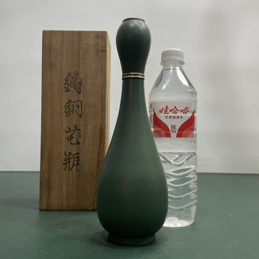 日本保龄球形老铜花瓶，重0.416千克，高24厘米，宽8.5厘米。