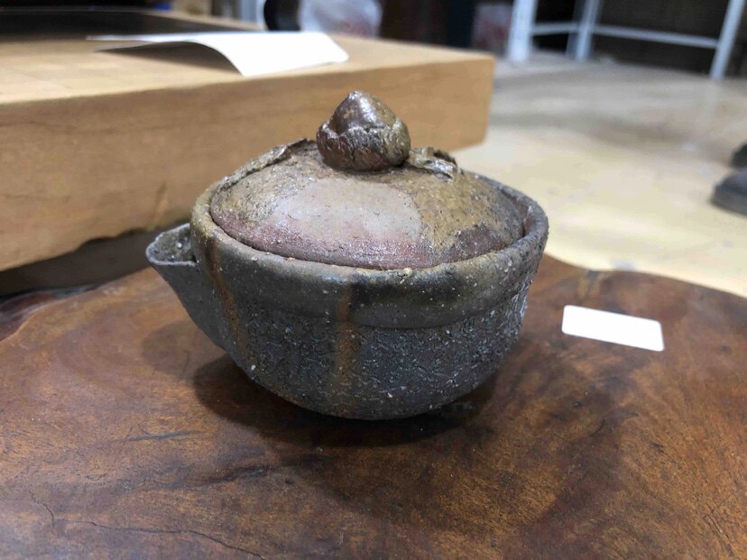 竹山春景作桃摘般若心经备前烧宝瓶,有原盒和陶历,容量130ml。