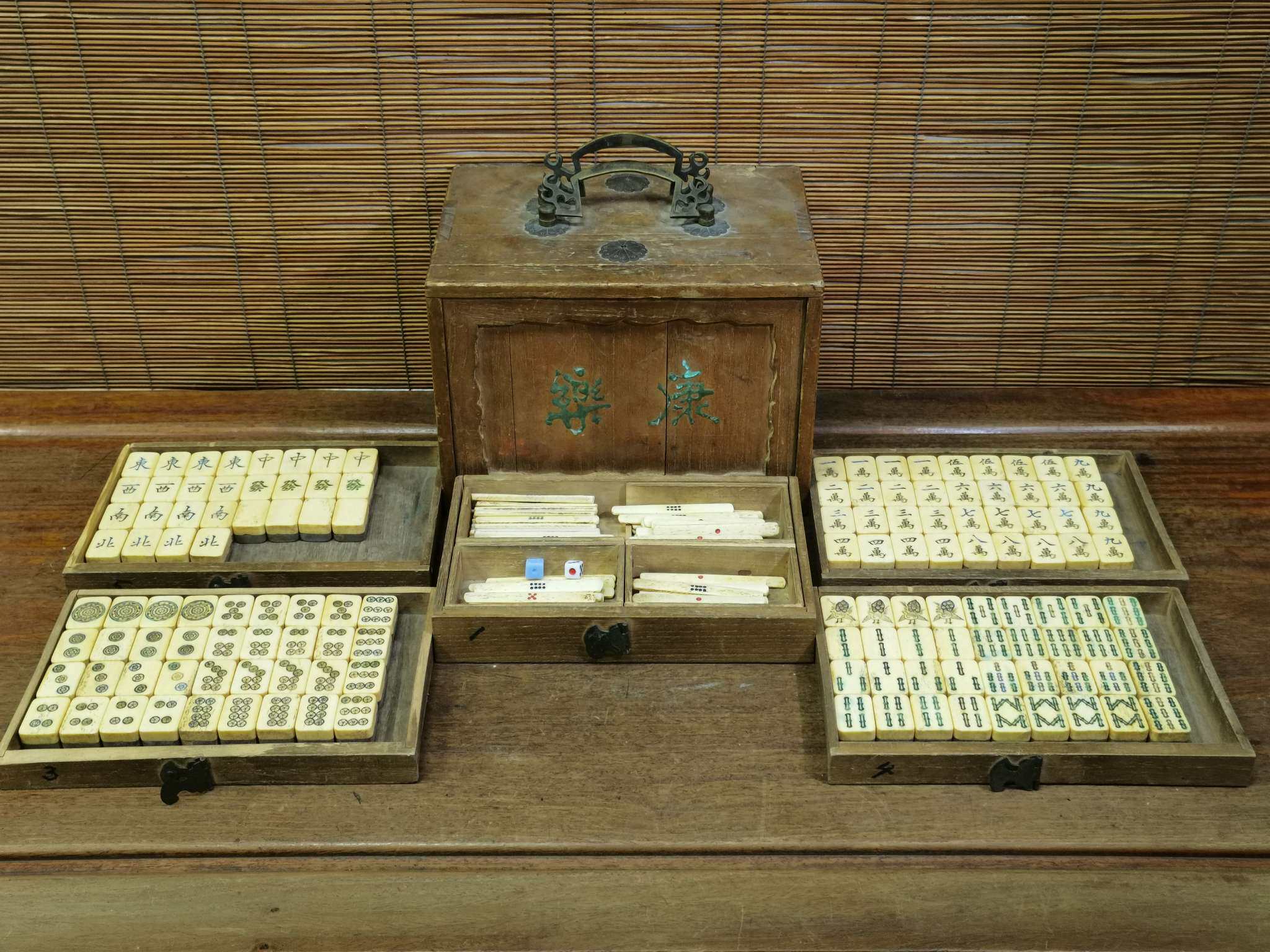 日本老竹骨麻将，牌尺寸长1.8厘米，宽2.5厘米厚1.2厘米，骨厚0.8