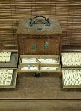 日本老竹骨麻将，牌尺寸长1.8厘米，宽2.5厘米厚1.2厘米，骨厚0.8