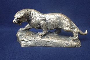 北村西望作品洋银虎，大件古物品，可收藏可摆。长26.5厘米。