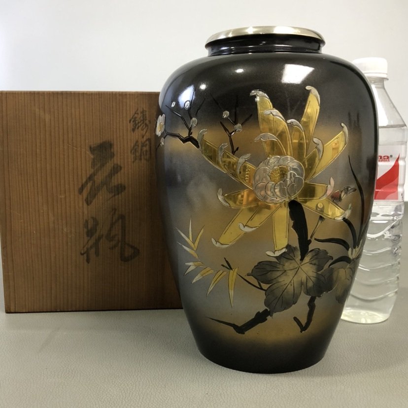 日本簪刻描金描银菊花纹大铜花瓶，高24厘米口径8.5厘米，带木盒