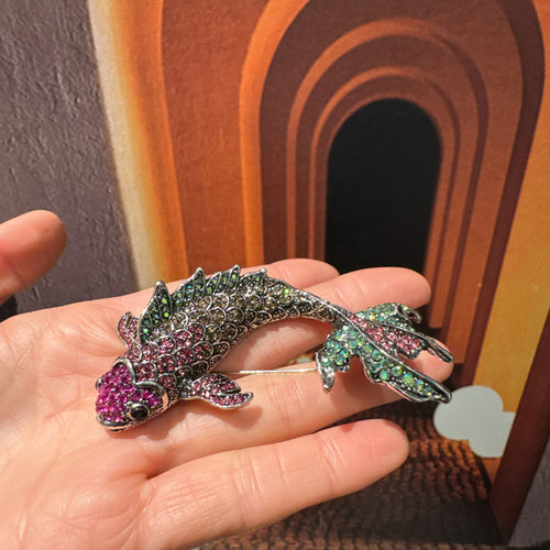 新款专场玫粉色鲤鱼别针皇冠配饰B09