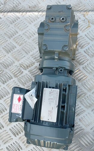 SEW减速机 型号SA47/T DRN80MK4，0.55KW速比10.80，输出133r/min