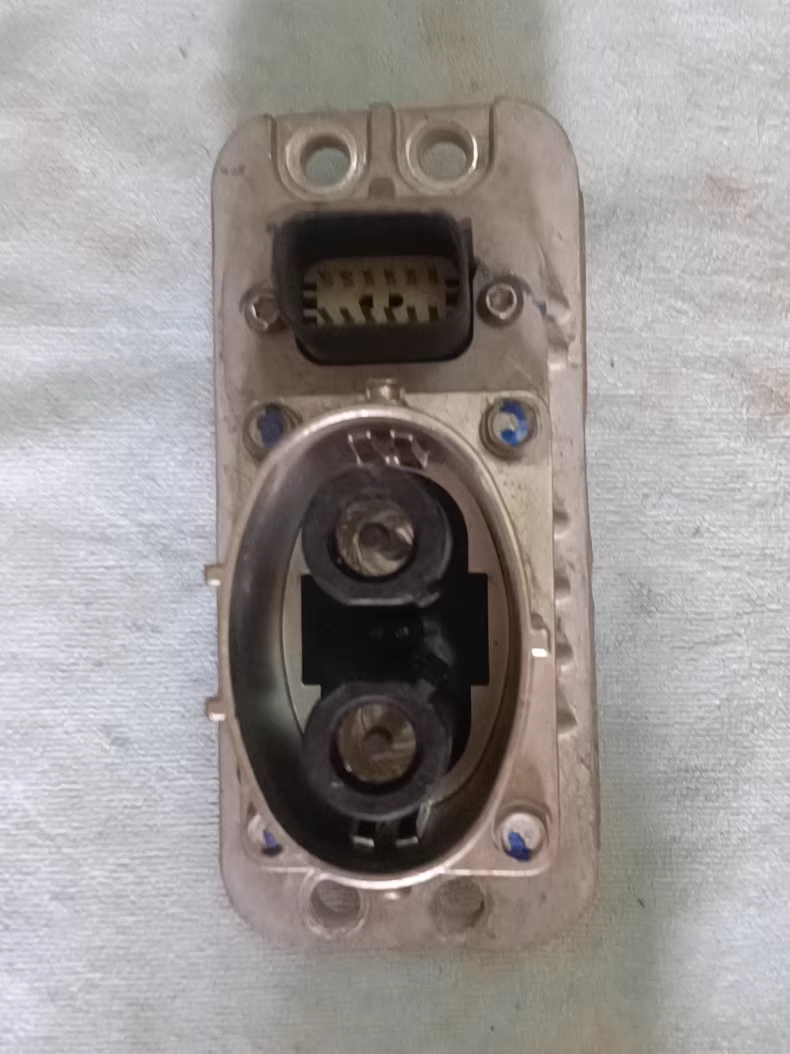 新能源汽车电池包高压连接器插座，拆机件，成色看看图，