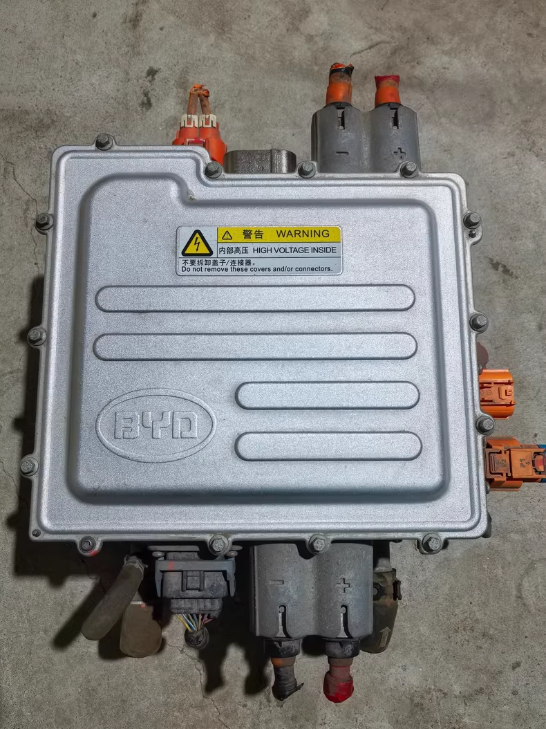 比亚迪e2/e3原装三合一充配电总成，型号EL-2123010A 成色如图