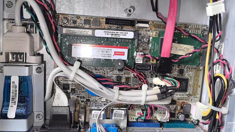 威强WAFER-BT-I1工控主板，带4G内存条，成色如图，实物拍摄。