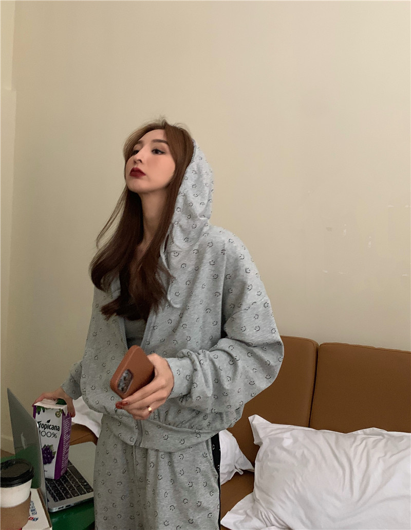 Real shot real price no reduction hooded smiling face home sports suit + small sling