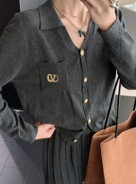 高级感v领针织套装女2025秋冬新款开衫配半身百褶短裙时尚两件套