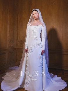 春夏走秀闭场高定婚纱 新娘简约大气华美花朵一字肩鱼尾主纱