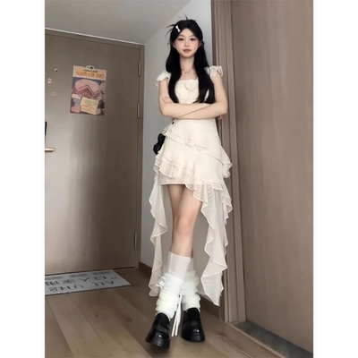 多巴胺海边穿搭不规则拖尾连衣裙