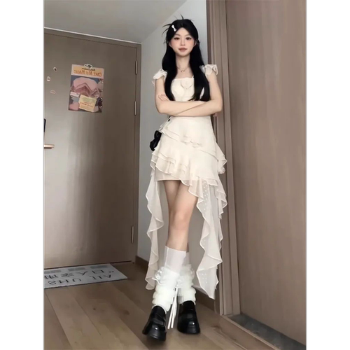 多巴胺海边穿搭不规则拖尾连衣裙