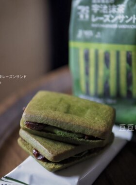 特价爆赞现货日本711便利店限定宇治抹茶朗姆酒提子奶油夹心饼干