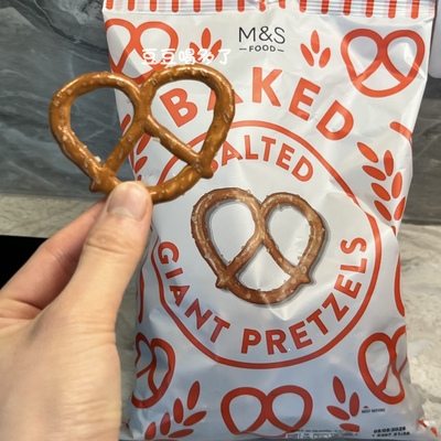 新包装 现货英国M&S玛莎海盐咸味碱水结蝴蝶脆饼干棒非油炸零食