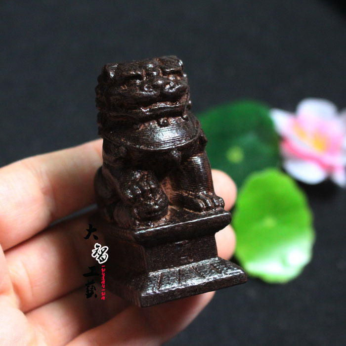 厂家 越南沉香木门前狮子 皮黑手把件木质工艺品 旅游工艺品
