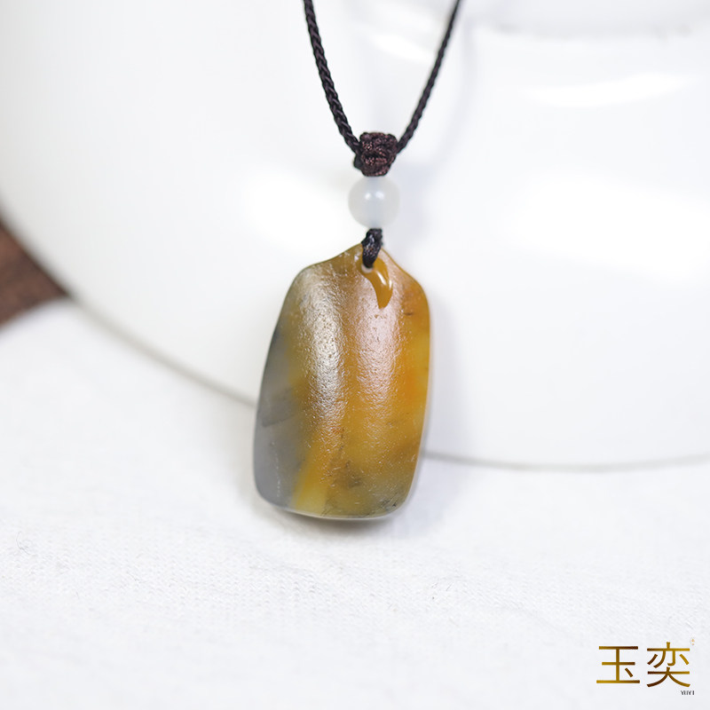 玉奕新疆和田玉籽料4.8克苏工满皮特色沁皮青花无事牌吊坠挂件