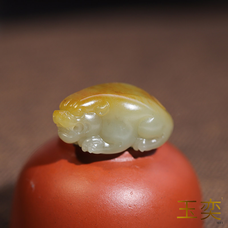 和田玉籽料黄白种沁貔貅吊坠
