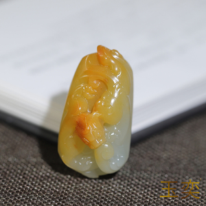 和田玉籽料黄沁仿古螭龙玉牌吊坠