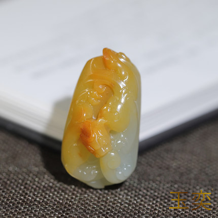 玉奕新疆和田玉籽料苏工黄沁仿古瑞兽螭龙玉牌男女挂件精品玉吊坠
