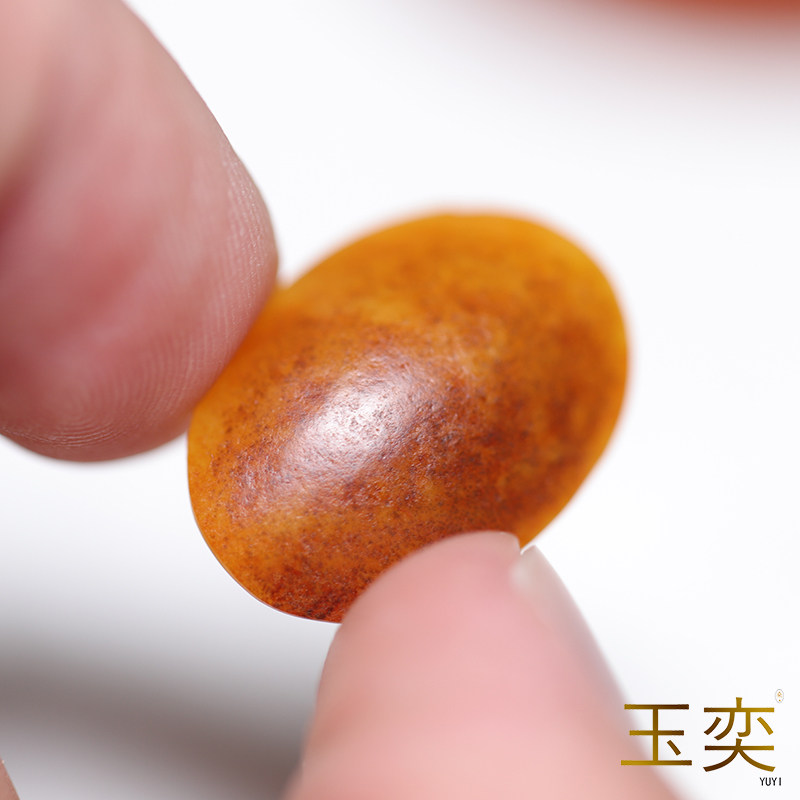 和田玉籽料黄沁白玉富甲一方吊坠