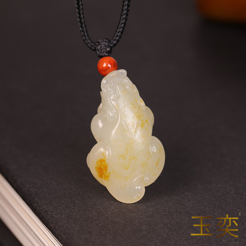 和田玉籽料洒金皮瑞兽貔貅吊坠