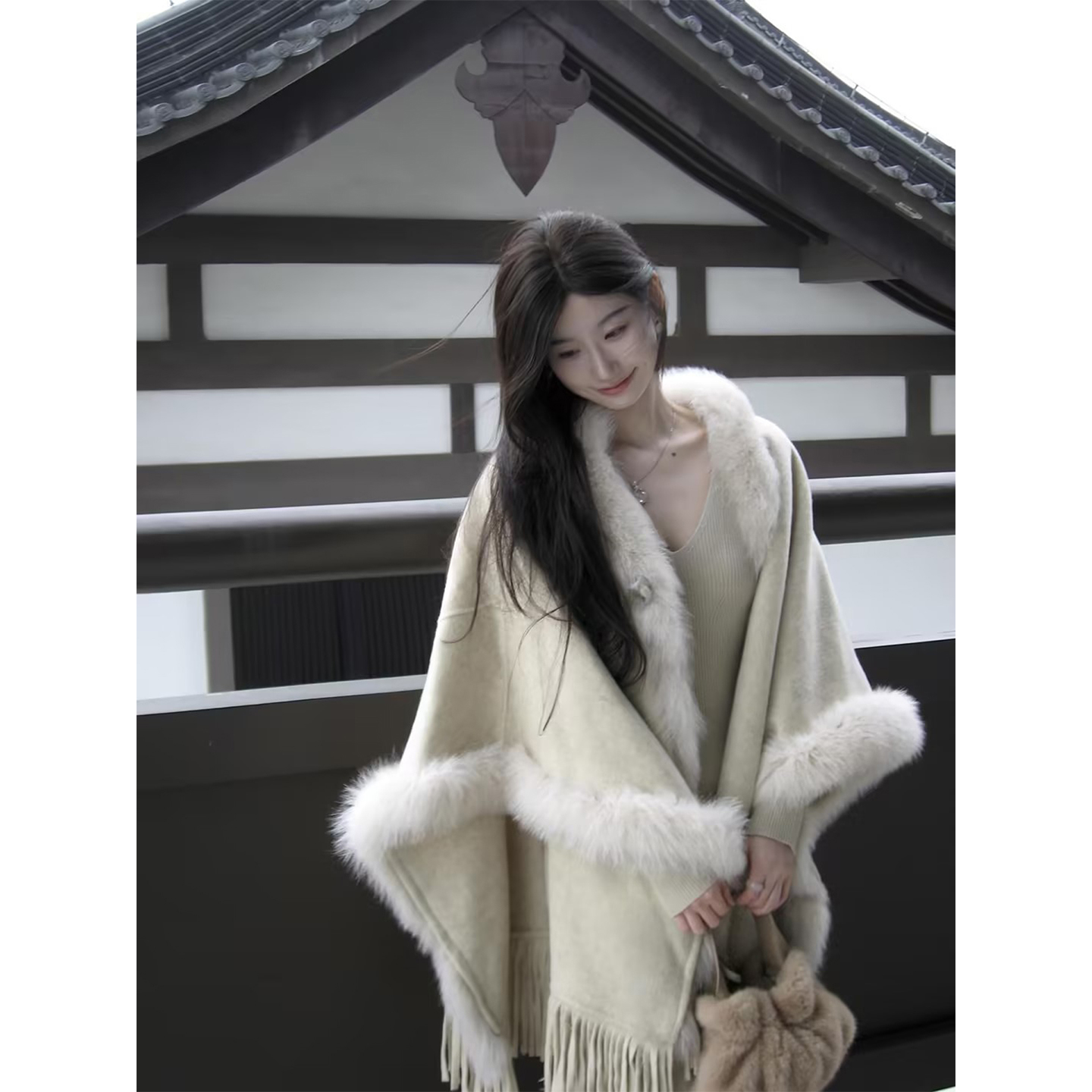 2025新款披肩斗篷外搭女秋冬高级感加厚保暖毛绒绒围巾披风两用