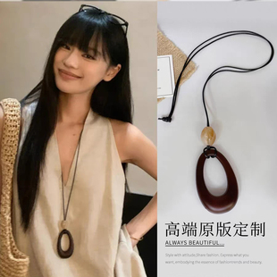 黑皮绳镂空椭圆吊坠项链女2025新款 原宿风 小众设计民族风毛衣链
