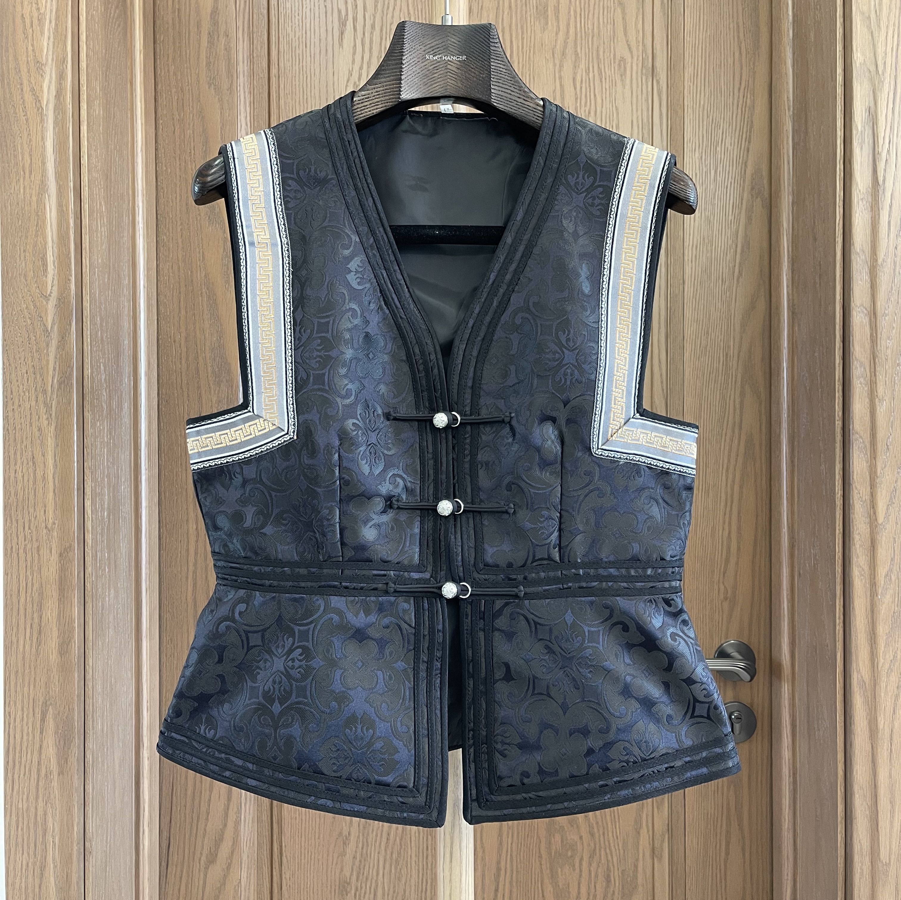 女士蒙古族马甲日常现代民族风修身坎肩手工盘扣短款马夹四季搭配