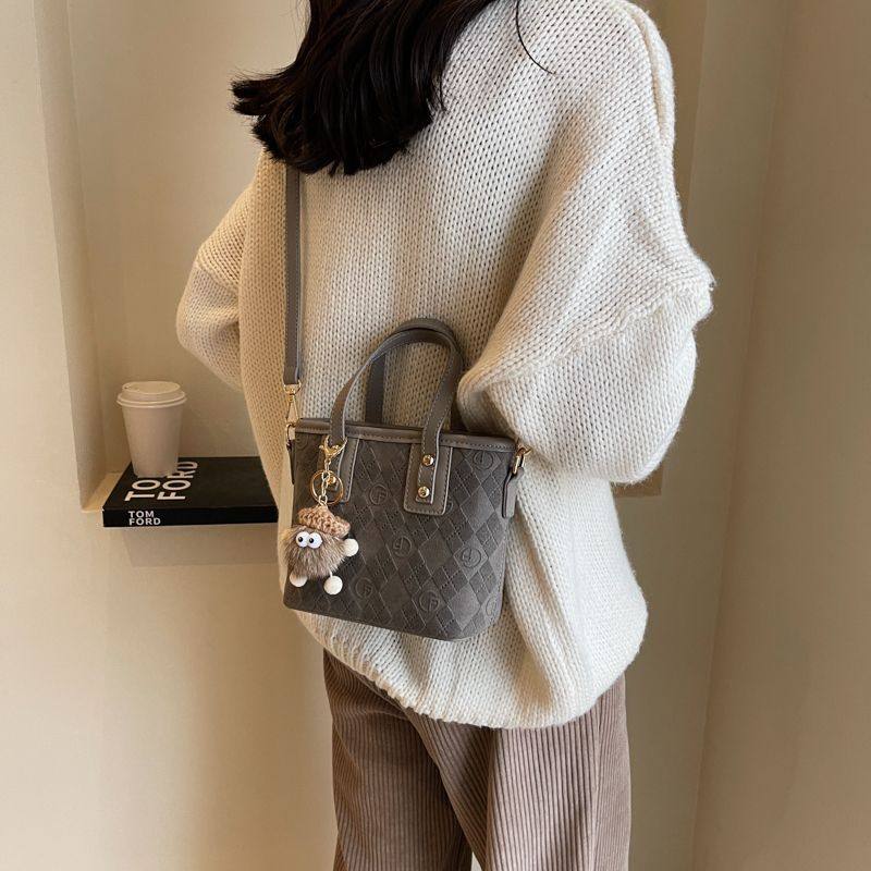 时尚流行百搭手提水桶包女士小众新款复古高级2025单肩斜挎通勤包,箱包皮具/热销女包/男包,小方包,淘宝优惠券,粉丝福利购,淘宝优惠卷