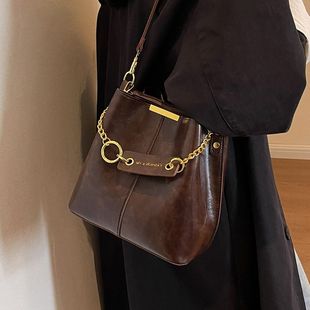 包包女2025新款单肩斜挎包大容量水桶包高级感时尚冬天小挎包