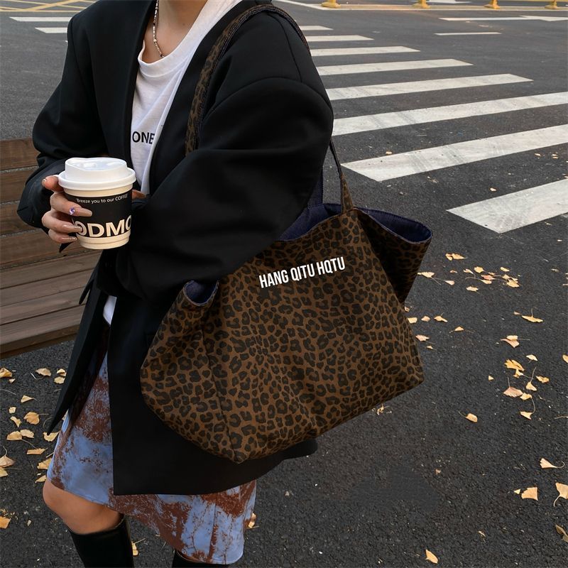 韩系双面豹纹帆布包女新款牛仔休闲慵懒风单肩包大容量通勤托特包