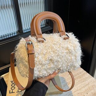 秋季超火波士顿包包2025新款设计感羊羔毛绒手提包爆款洋气斜挎包