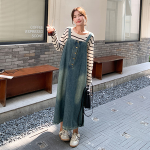 韩系减龄牛仔背带裙女2024秋季新款复古条纹T恤吊带连衣裙两件套图片