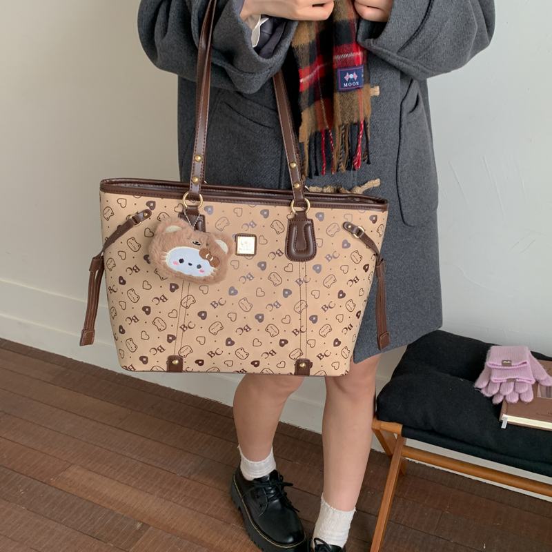 棕色小猫爱心字母印花高颜值百搭复古风休闲便捷通勤手提女单肩包