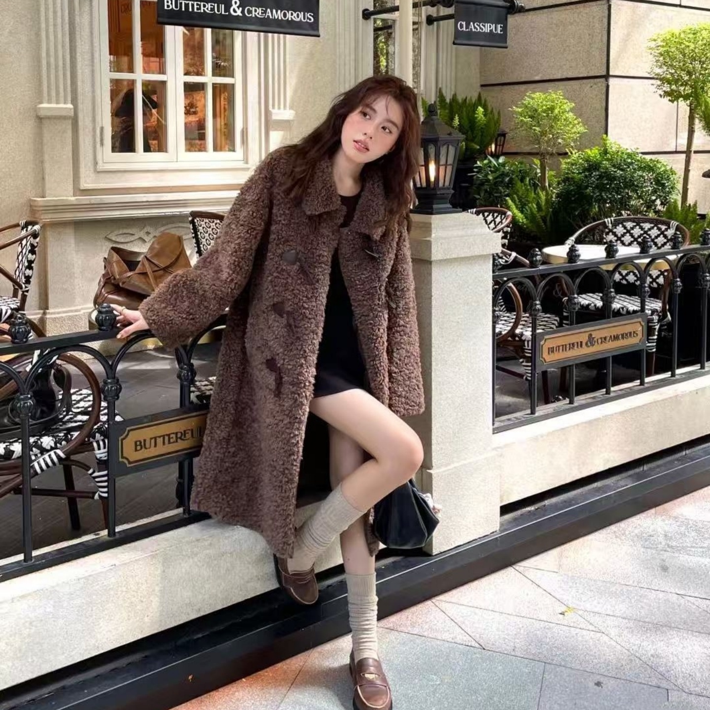 羊羔毛长款外套拼皮牛角扣大衣