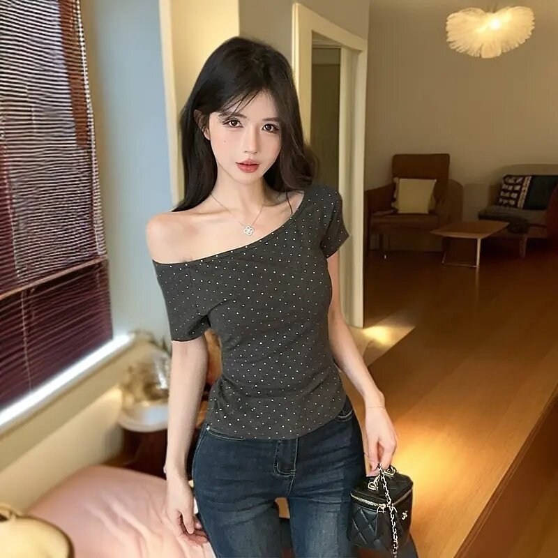 黑色烫钻一字肩上衣女夏季短款辣妹修身露肩短袖t恤 2025纯欲新款