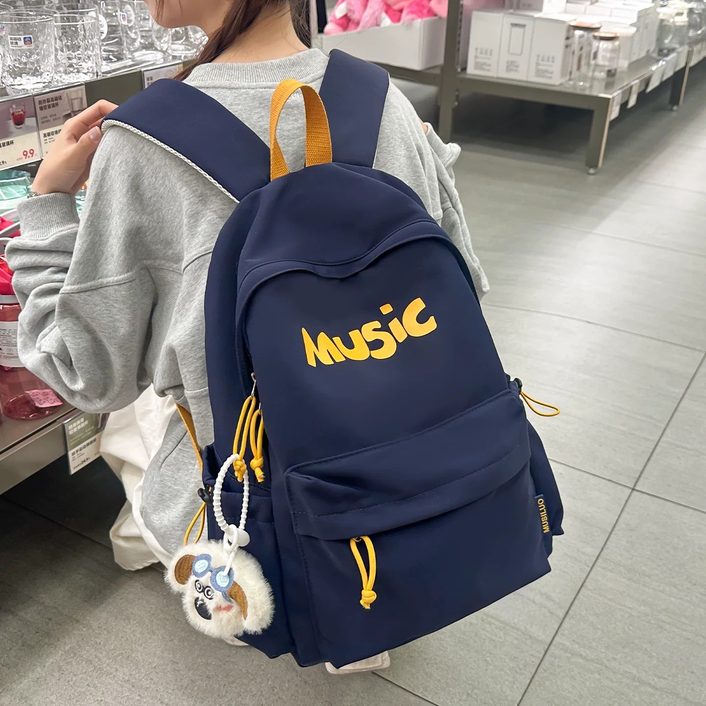 新款日系简约女孩书包纯色字母时尚百搭双肩包外出旅行轻便背包男