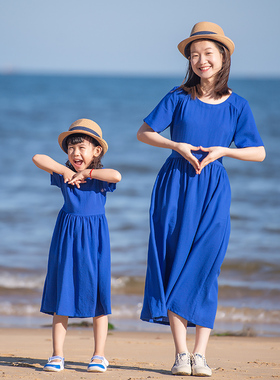 小乐往原创亲子装124课 夏宝蓝色文艺母女装海边度假拍照连衣裙