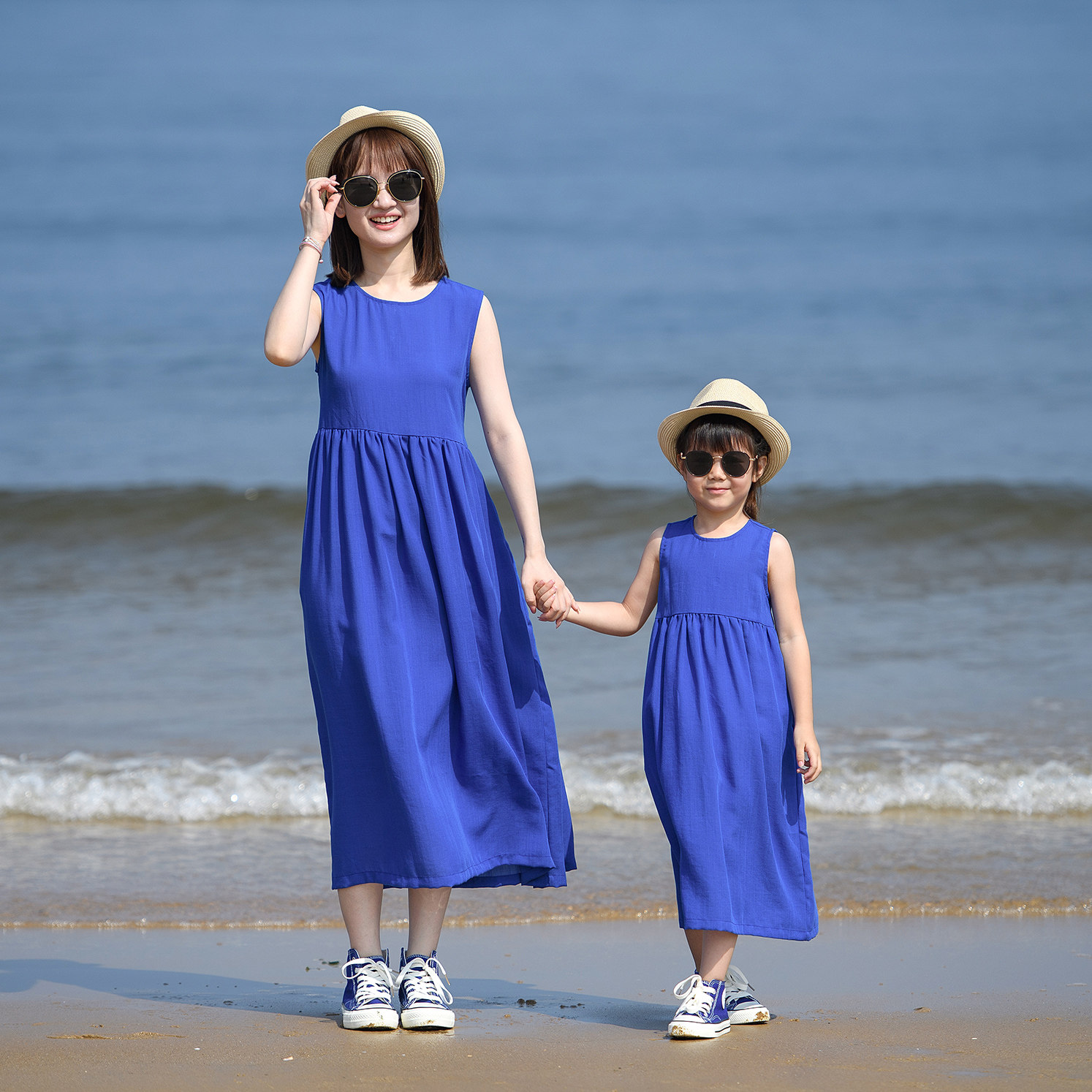 小乐往原创亲子装173课 春夏蓝色文艺小众休闲度假拍照母女连衣裙