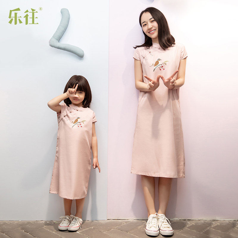 小乐往母女装45 夏粉女童短袖小鸟刺绣盘扣改良旗袍母女连衣裙