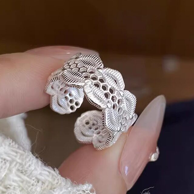 纯银几何镂空蕾丝蜜蜂巢宽面戒指