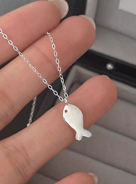 S925纯银小鱼饼干光面项链女生极简通勤可爱素银鱼形吊坠锁骨链女