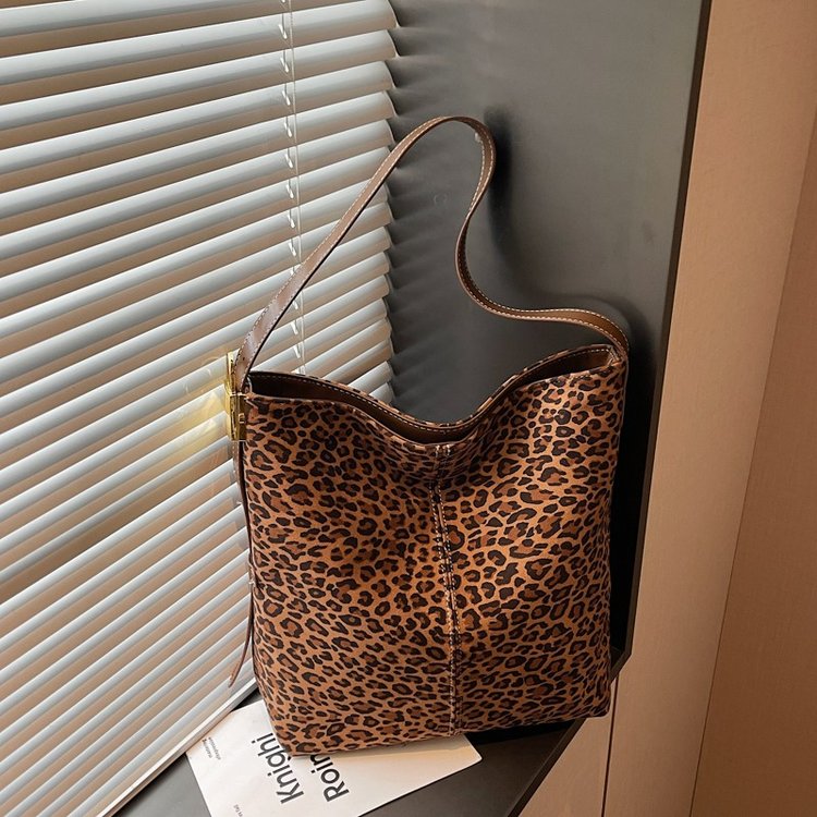 秋冬新款高级感大容量麂皮豹纹包包通勤日常两用时尚百搭单肩斜挎