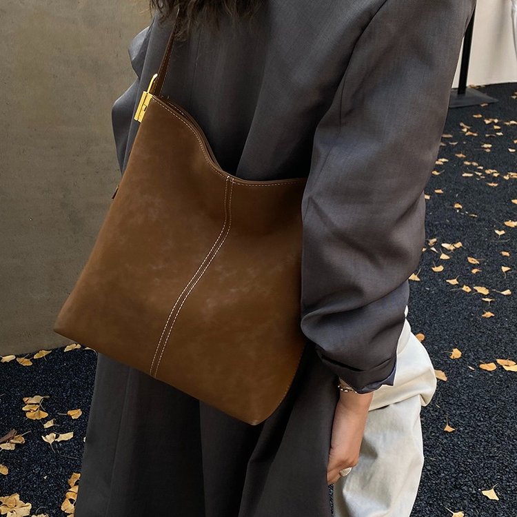 秋冬新款高级感流行复古通勤水桶包包大容量日常时尚百搭女包单肩