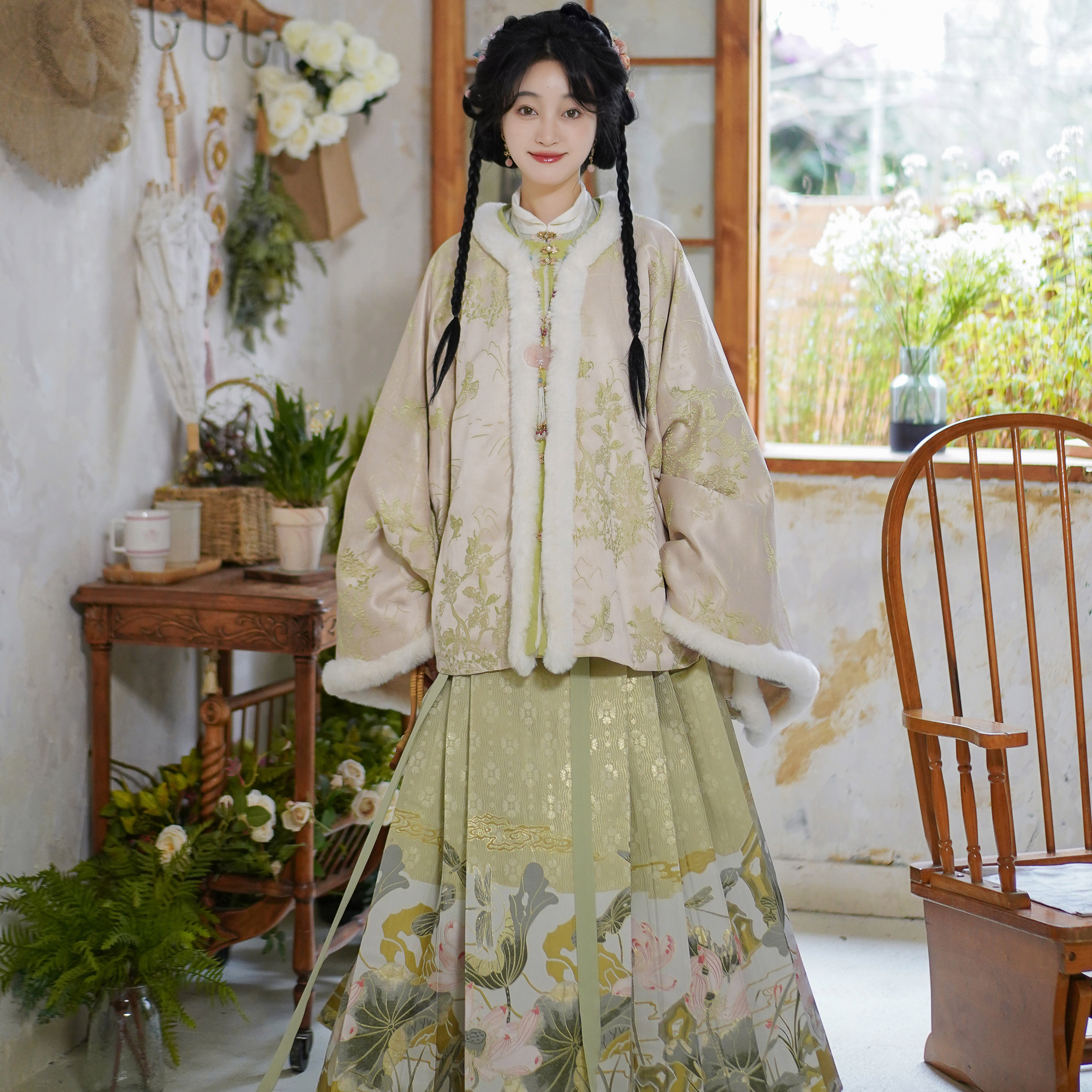 明制圆领厚绒提花汉服袄裙