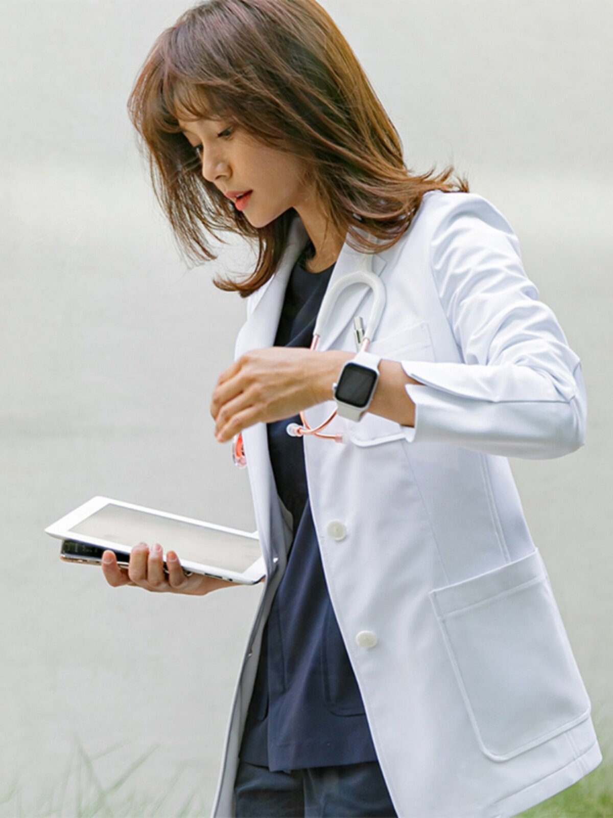 HIGH-END KOREAN VERSION OF THE DOCTORS OVERALLS WHITE COAT LONG SLEEVES FEMALE SLIM DOCTORS UNIFORM MENS KOREAN VERSION OF THE BEAUTY SALON UNIFORM SUMMER