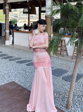 氛围感辣妹露肩一字肩连衣裙夏修身包臀鱼尾裙海边度假风碎花长裙