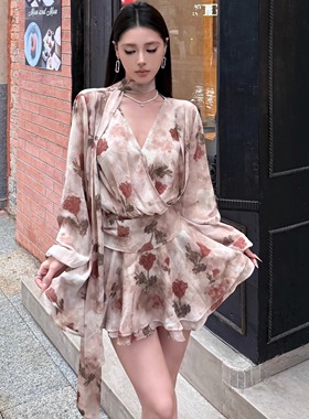 法式复古碎花长袖连衣裙女秋季V领温柔度假风收腰显瘦气质短裙