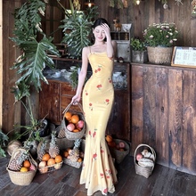 性感露背吊带连衣裙女夏季修身显瘦鱼尾裙绝美度假碎花长裙