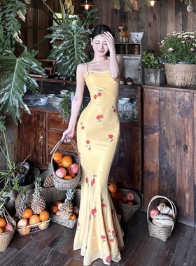 性感露背吊带连衣裙女夏季修身显瘦鱼尾裙绝美度假碎花长裙